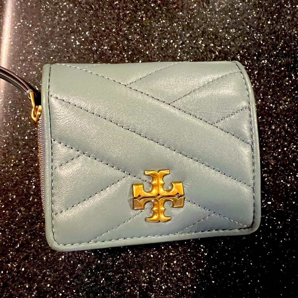 Kira Chevron Bi-fold wallet. Tory Burch